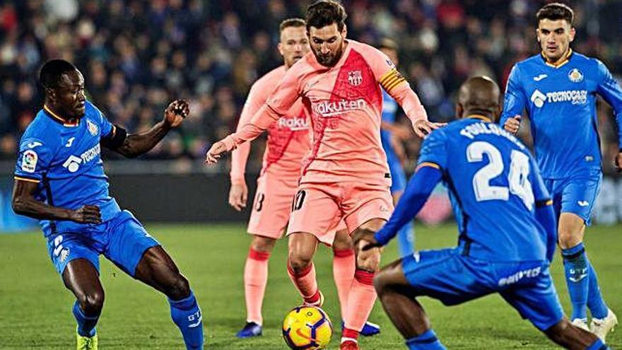 Messi remata a puerta rodeado de defensores del Getafe, ayer.