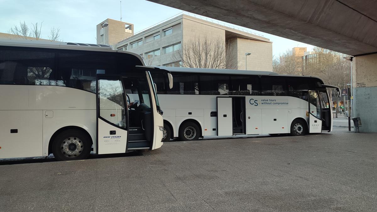 Autobusos turístics aturats a sota de les vies, aquest dissabte.