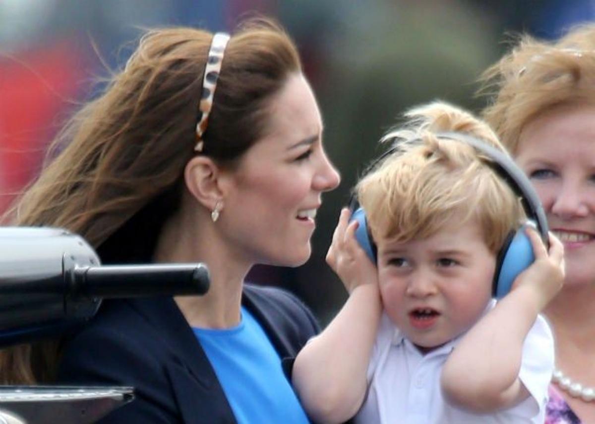 El príncipe George con protectores auriculares azules