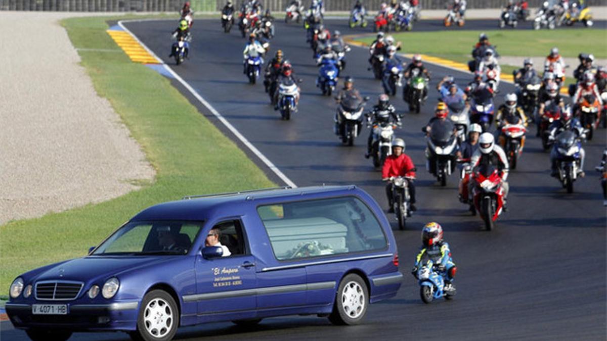 Los restos mortales de Bernat Martínez dan la vuelta al trazado del Circuit 'Ricardo Tormo', seguido por un gran número de motociclistas