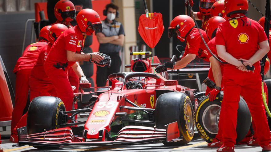 El equipo Ferrari prueba el cambio de ruedas, en el test de Baréin, en el monoplaza de Carlos Sainz.