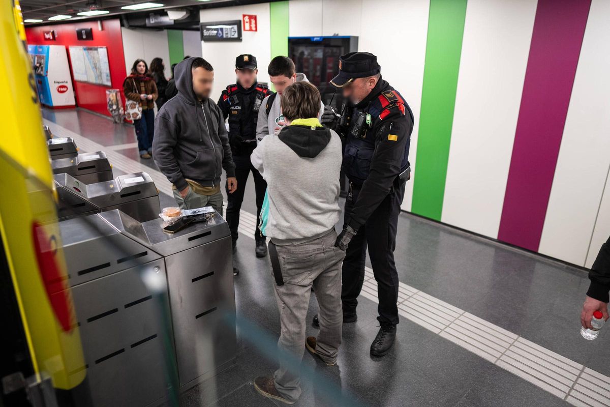 Macrodispositivo de Mossos junto a seguridad de TMB en el Metro de Barcelona
