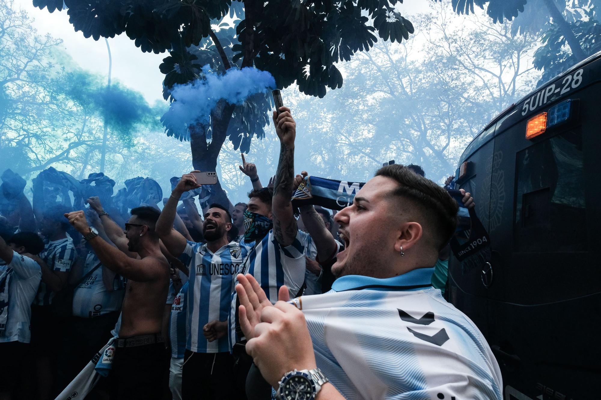 Los aficionados del Málaga CF han dedicado un espectacular recibimiento a los jugadores en el estado de La Rosaleda antes del partido contra el Celta Fortuna, para aspirar a subir a Segunda División.