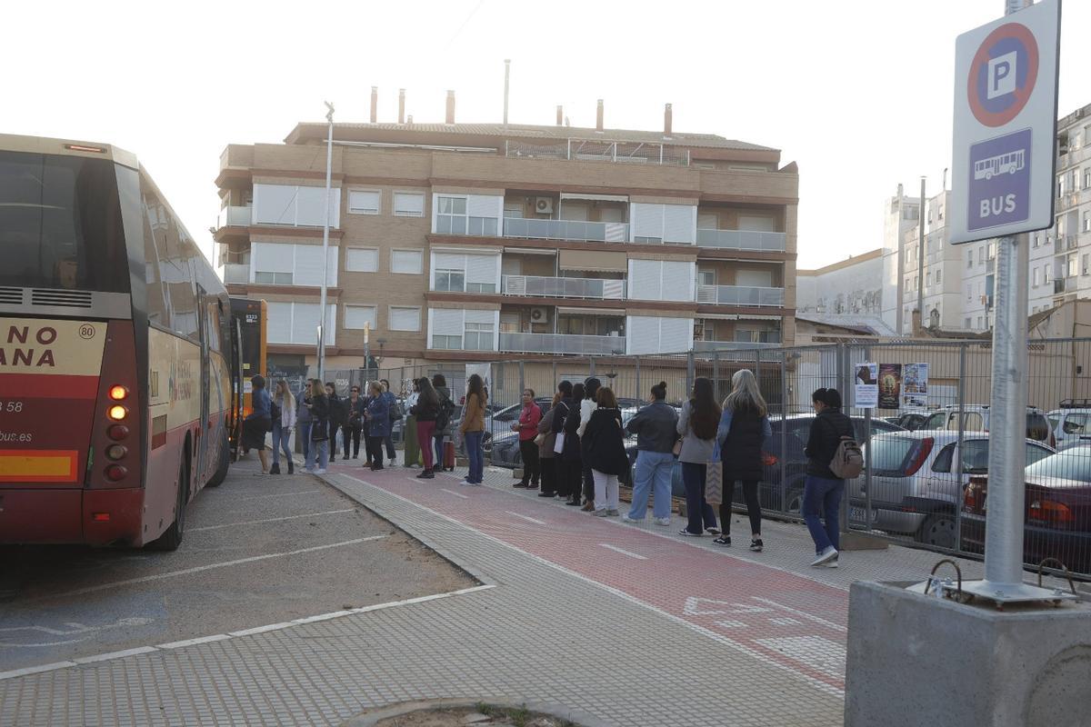 Autobuses lanzadera cubren el tramo entre Paiporta y la estación de Metrovalencia, Valencia-Sud.