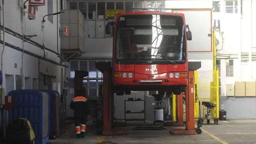 Revisión de un autobús de la Compañía de Tranvías, en las cocheras de Os Rosales.