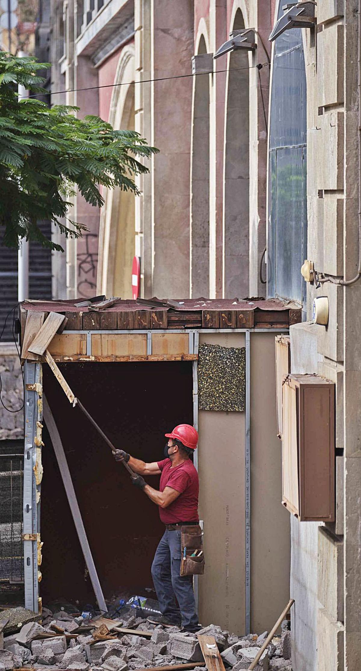 Un operario trabaja en una obra de remodelación. | |