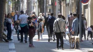 Muchos niños salen el primer día de desconfinamiento para menores de 14 años en Barcelona.