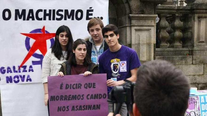 Photocall organizado ayer por mujeres de Galiza Nova. // Gustavo Santos