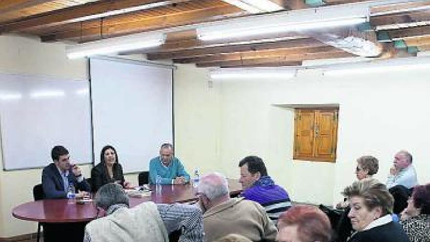 María Pineda, en el centro, durante la charla en Ciaño. | fernando rodríguez