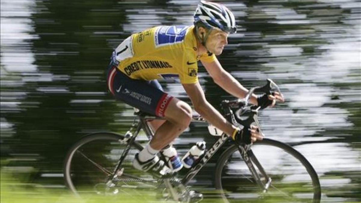 Lance Armstrong, de amarillo, en el Tour