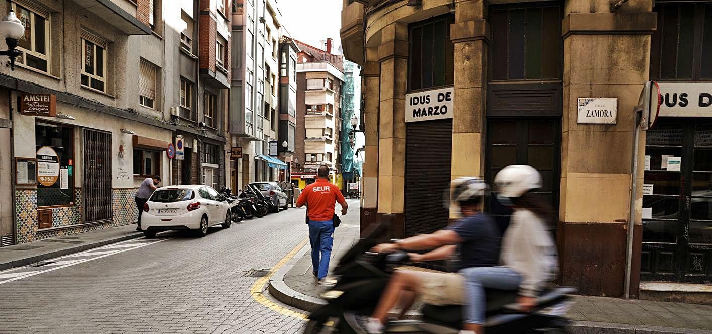 Un motorista circula por el cruce entre las calles Zamora y Linares Rivas. | J. P.