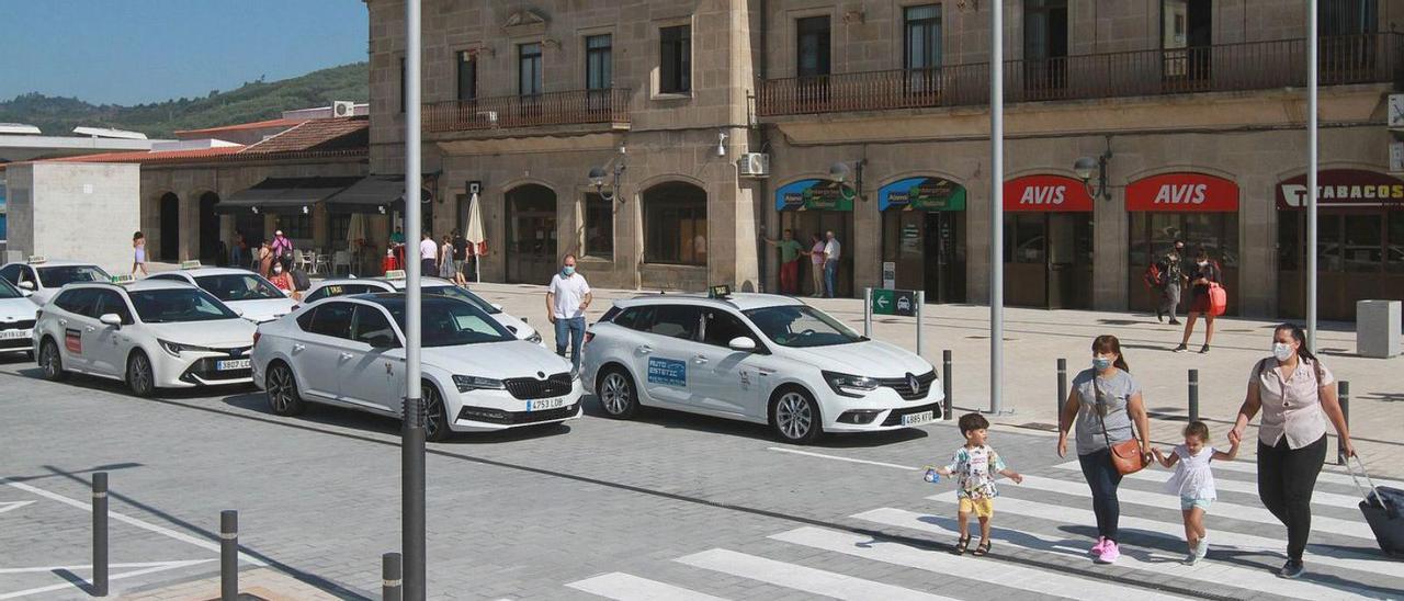 Taxis a la espera en la explanada de la estación intermodal de Ourense.