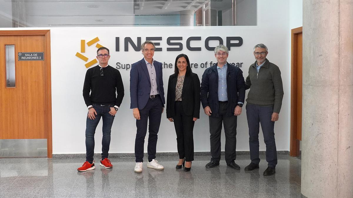 Un momento de la visita al Inescop de miembros de la Cátedra San Crispín de la UMH