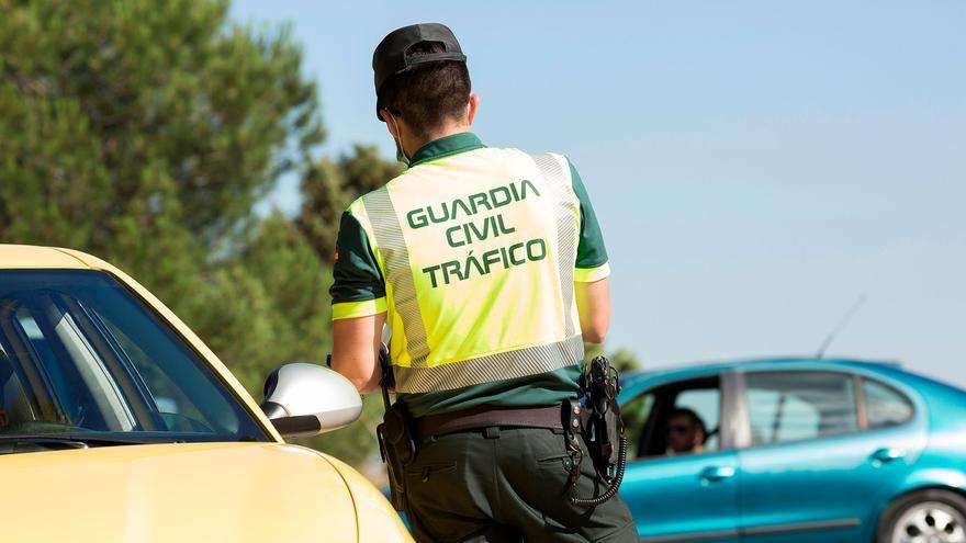 La Guardia Civil ya para y extrema la vigilancia en el asiento del copiloto del coche: sanciones de hasta 500 euros