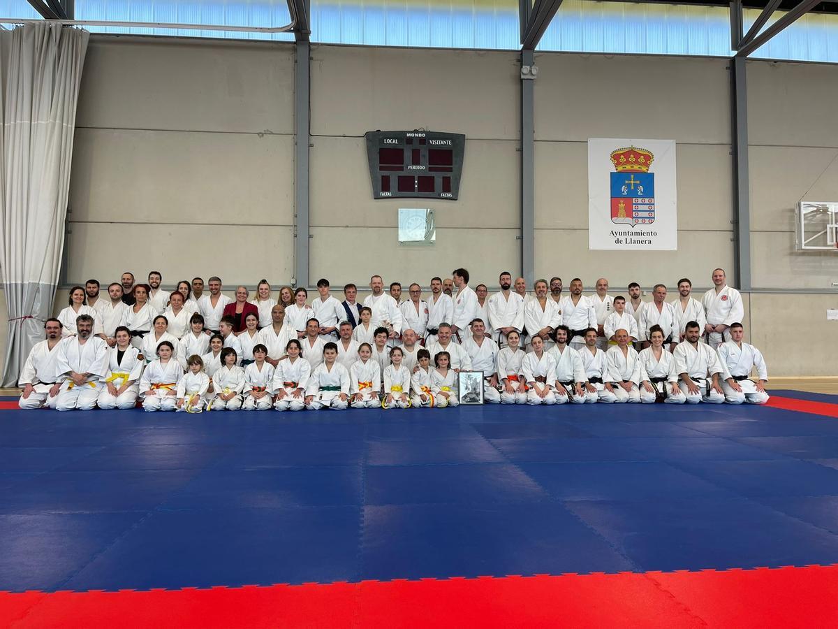 Foto de familia de los participantes en el seminario organizado por el Club Tai-jitsu Llanera.