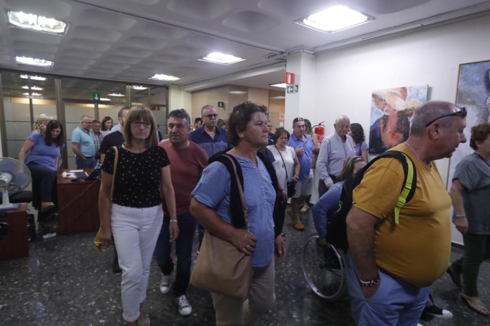 Abel Caballero recibe a unos 60 vecinos de Ons en el Concello