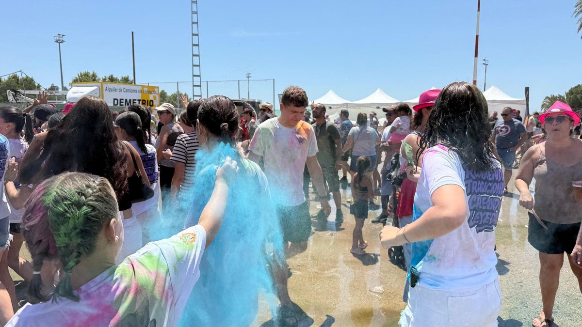 Un momento de la &quot;guerra&quot; de polvo de color durante la Cridà a la Festa de Torrellano