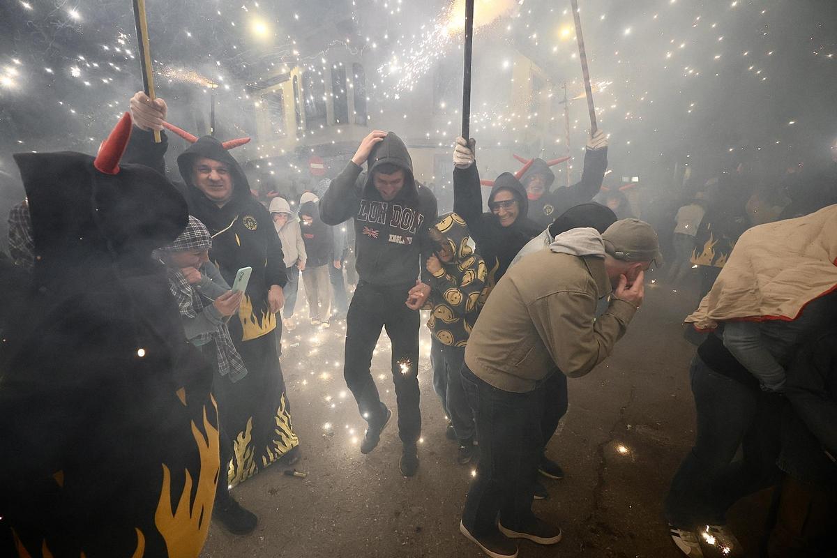 Galería: El correfocs de Dimonis de la Plana recorre las calles de Castelló