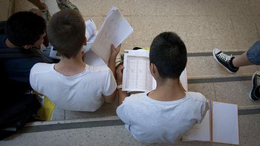 Estudiantes repasando para el examen.