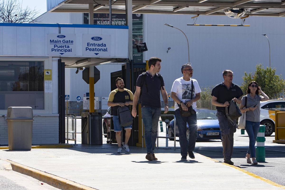Trabajadores saliendo de la planta de Ford Almussafes, en una imagen de archivo.