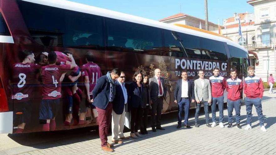 Autobús del Pontevedra CF presentado ayer en la plaza de España, con jugadores y directivos. // R.V.