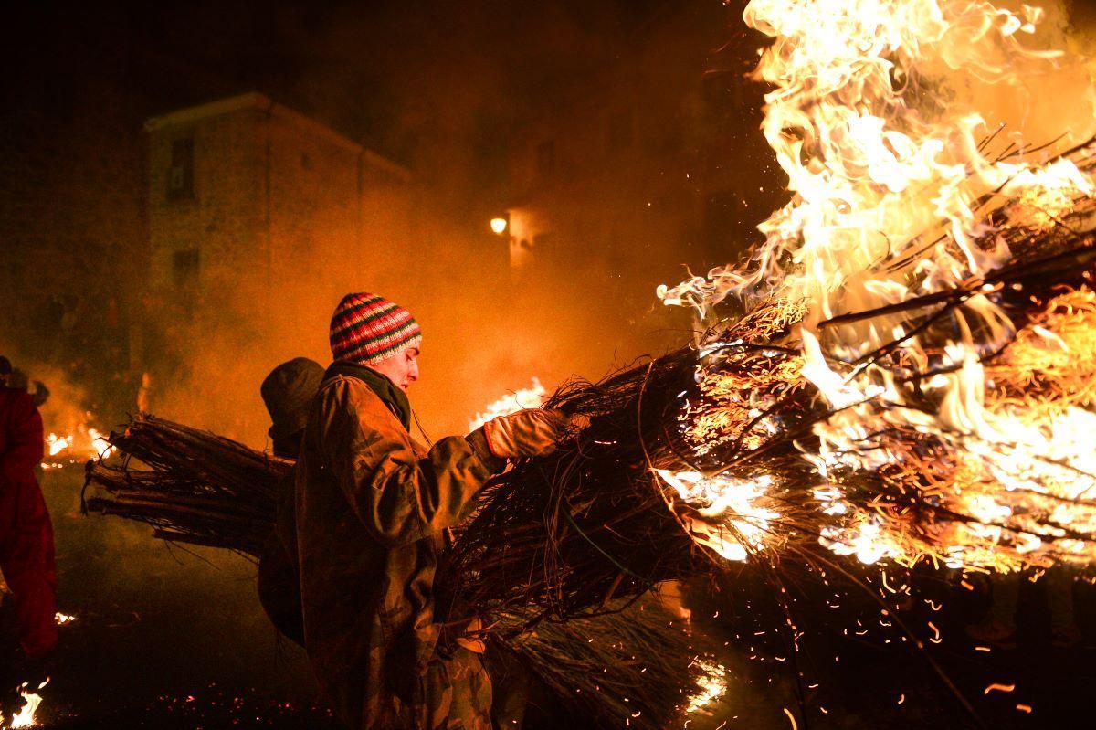 La provincia de Cáceres celebra el 'Día de la Pura' bajo el fuego
