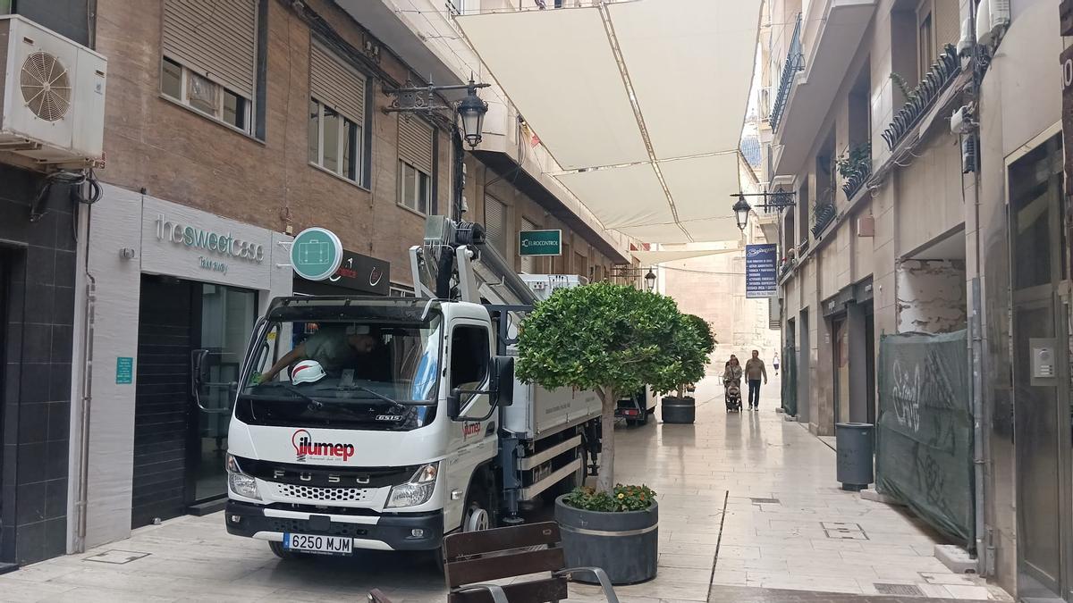 La calle Obispo Tormo ya cuenta con sus toldos para un verano con sombra