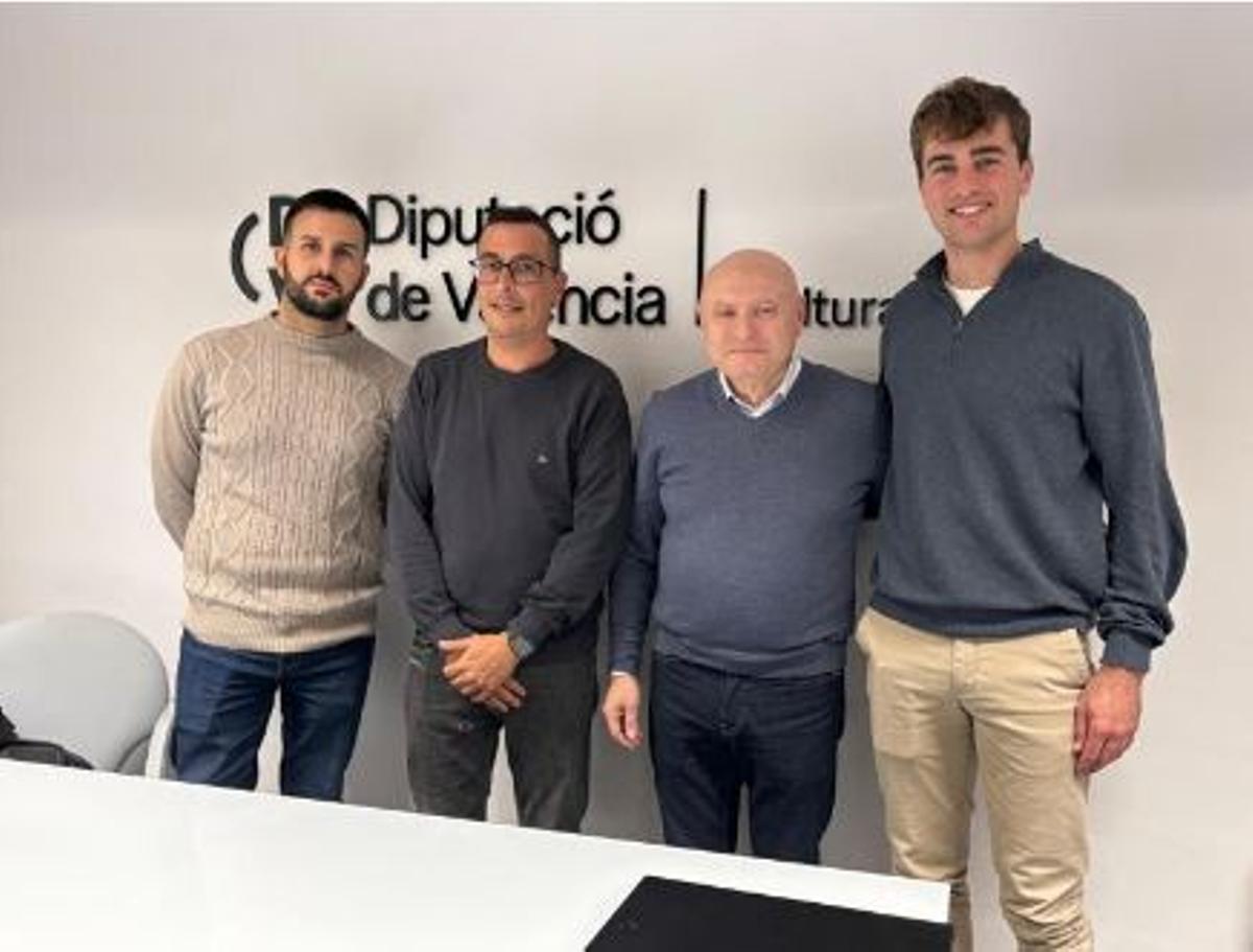 El diputado Paco Teruel recibió a los representantes de la peña valencianista Che Collons.