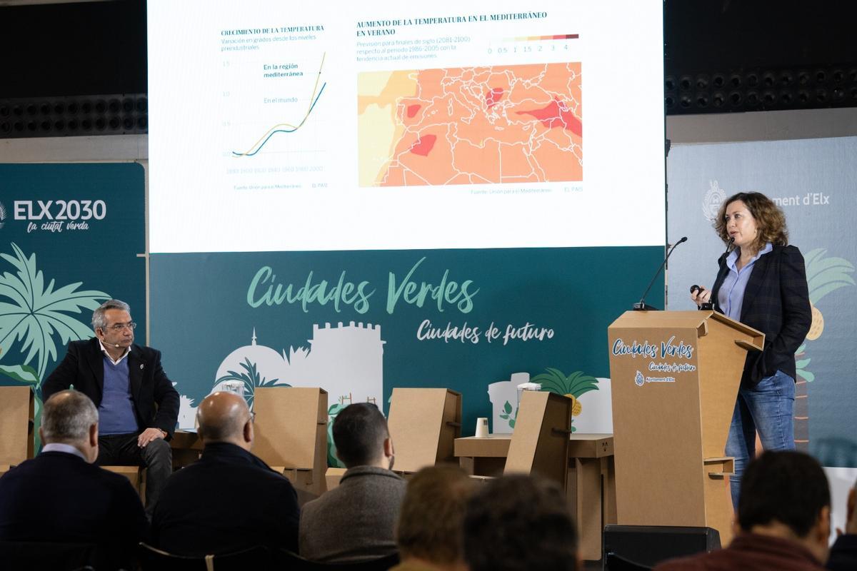 Los científicos del Instituto de Salud Carlos III (ISCIII), Cristina Linares y Julio Díaz, durante la jornada celebrada en Elche.