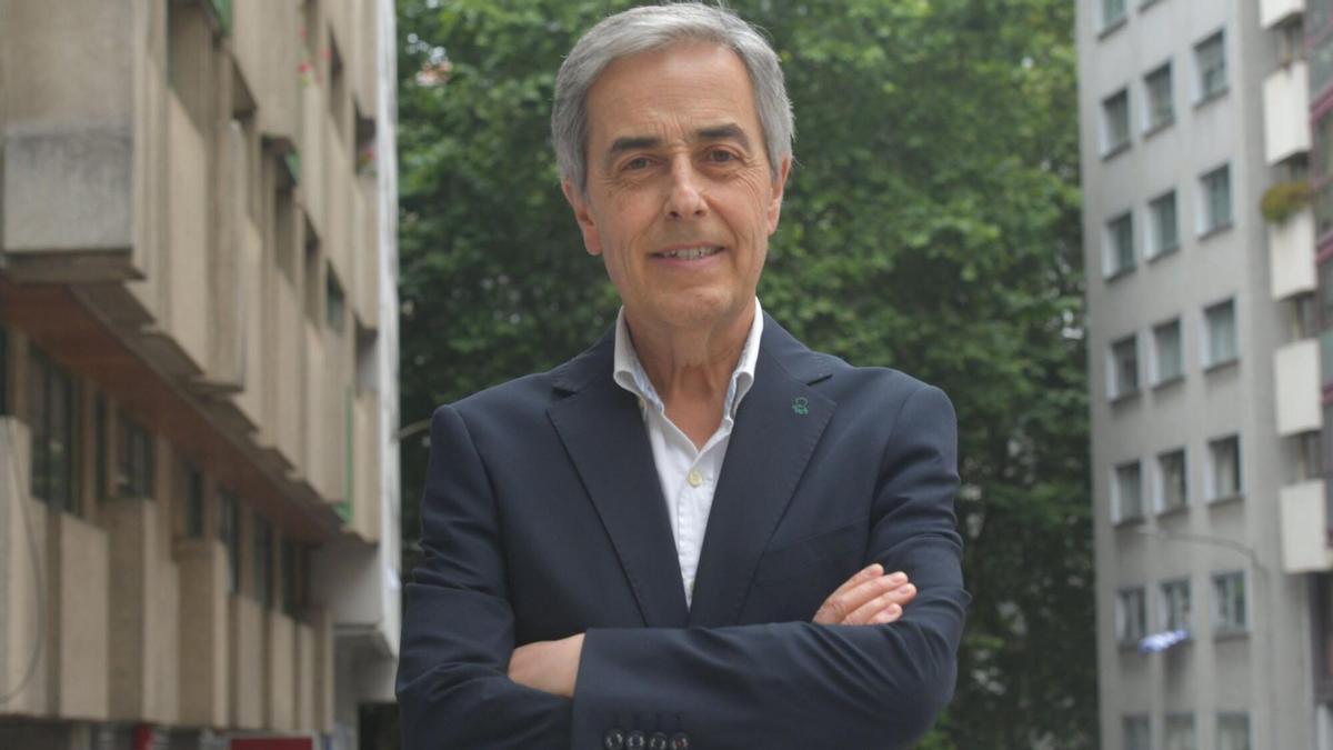 El psiquiatra del Chuac Jesús Alberdi posa en los alrededores del Palacio de la Ópera.