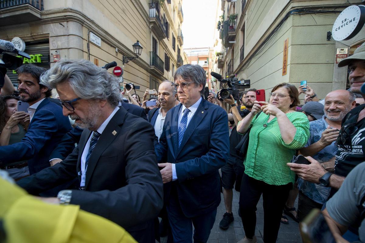 Carles Puigdemont aparece por la calle Trafalgar para acudir al acto de bienvenida preparado para recibir al ex president en su regreso a Catalunya