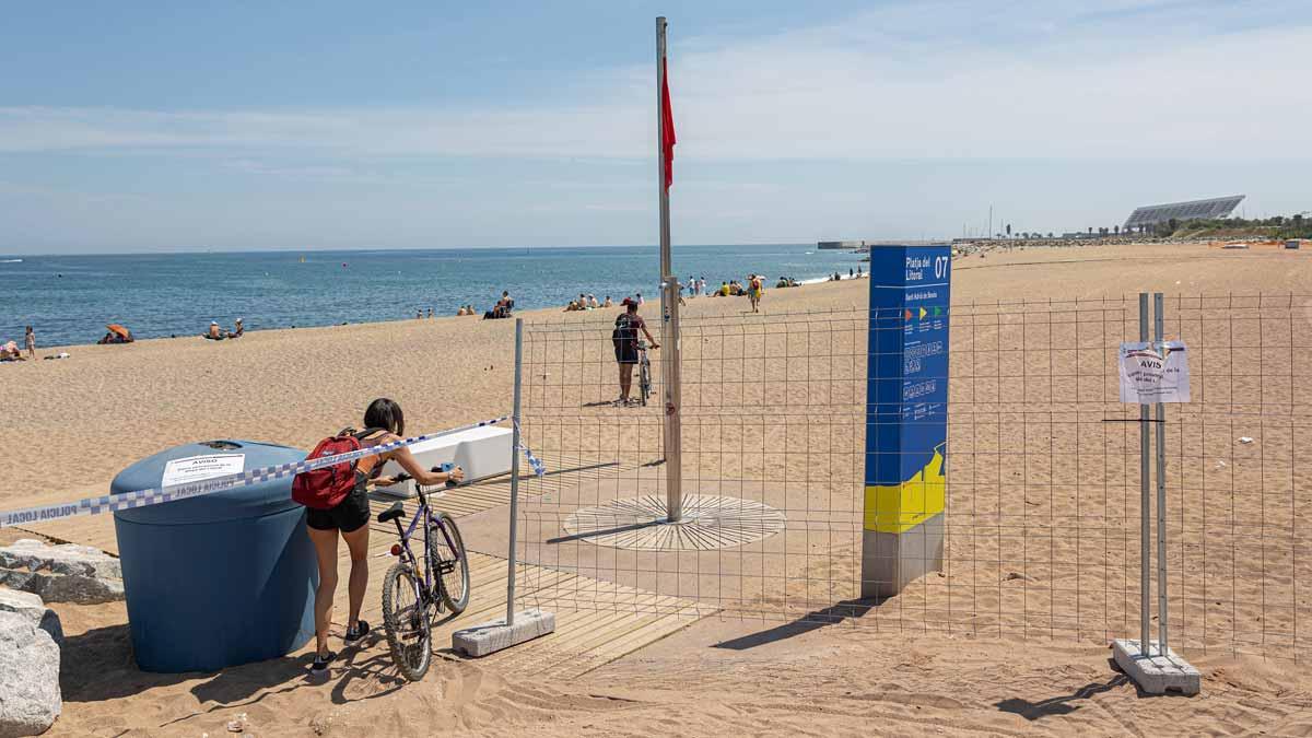 La playa de Sant Adrià de Besòs, cerrada por contaminación.