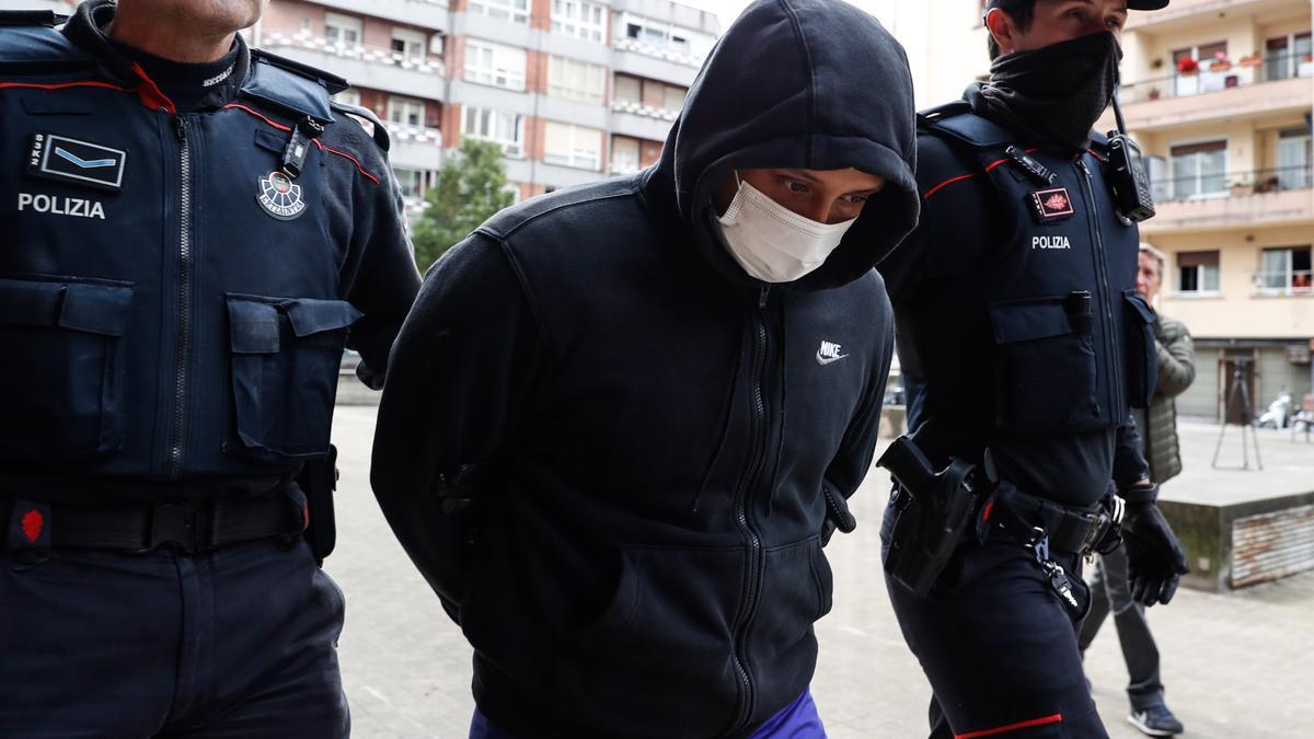 El presunto asesino de Bilbao es conducido a un registro en la casa en la que vivía.