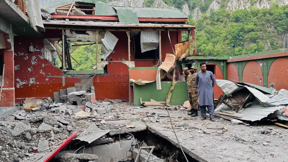 Soldados inspeccionan los escombros de una mezquita tras los bombardeos indios en Muzaffarabad, capital de la Cachemira administrada por Pakistán.