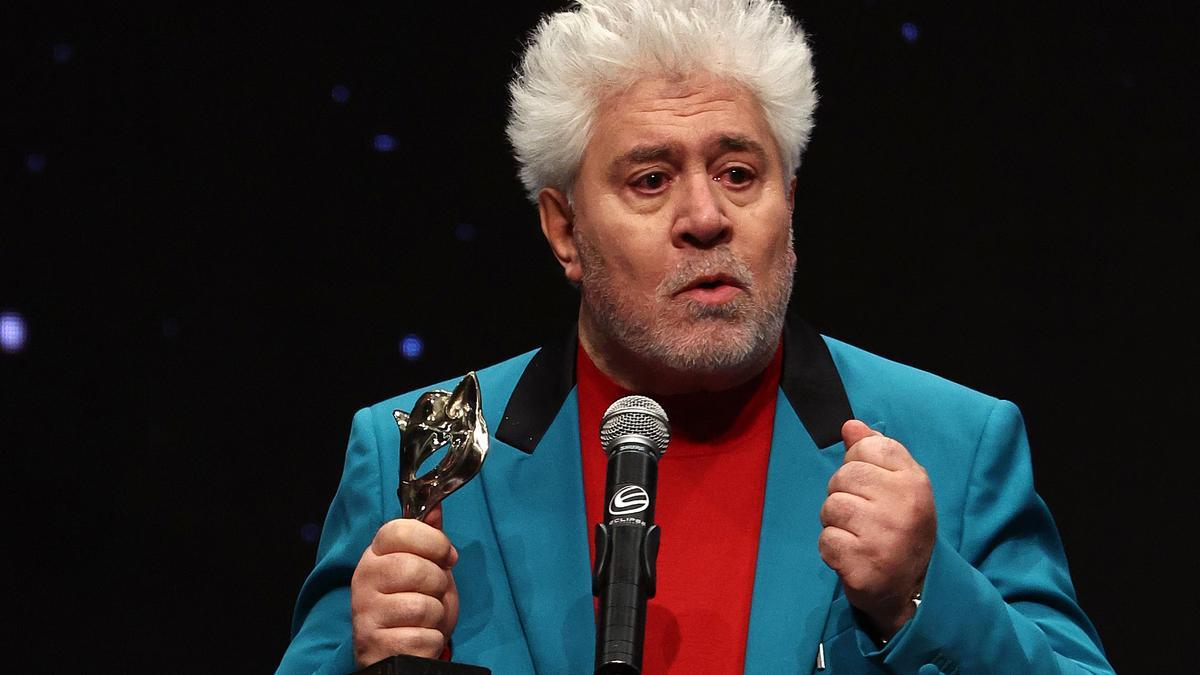 Alegato de Almodóvar en defensa de la sanidad pública, en la gala de los Feroz