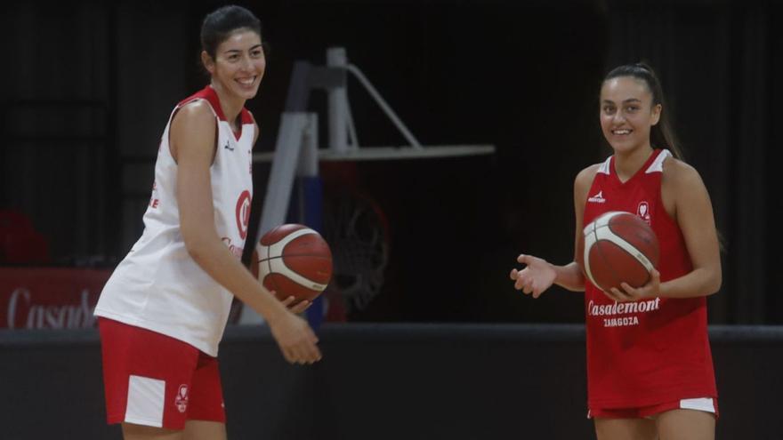 Serena-Lynn Geldof y Leyre Urdiain, durante un entrenamiento del Casademont. | ANDREEA VORNICU