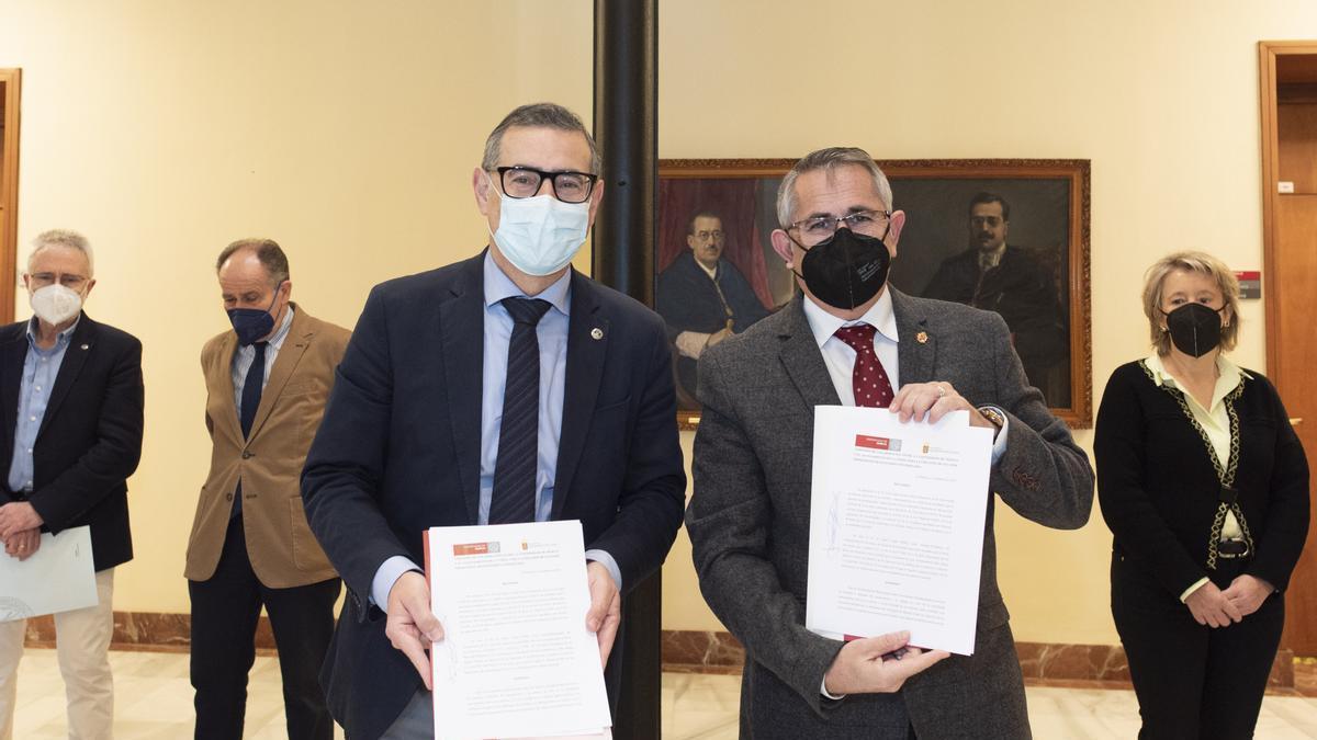 El rector de la UMU, José Luján, y el alcalde de La Unión, Pedro López, tras la firma del convenio.