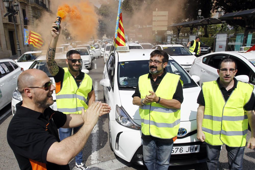 Los taxistas marchan contra los coches con conductor