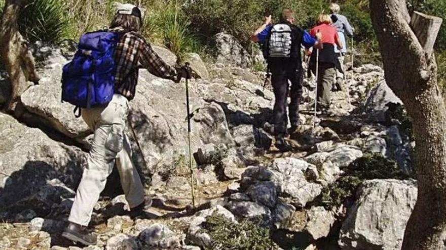 Excursionistas recorriendo una zona montañosa de Mallorca.