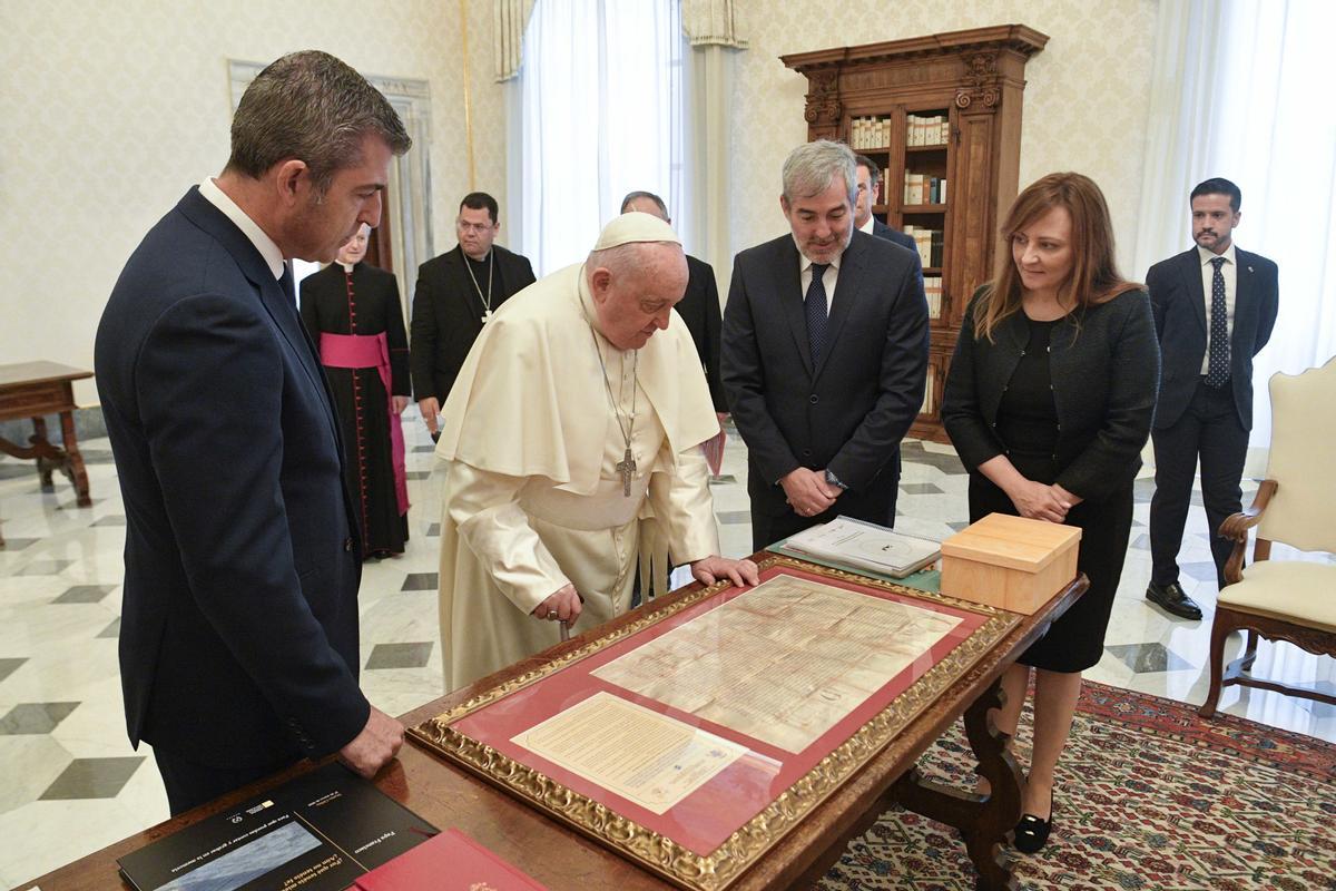 El presidente de Canarias, Fernando Clavijo, y otro representantes del Gobierno canario se reúnen con el Papa en el Vaticano