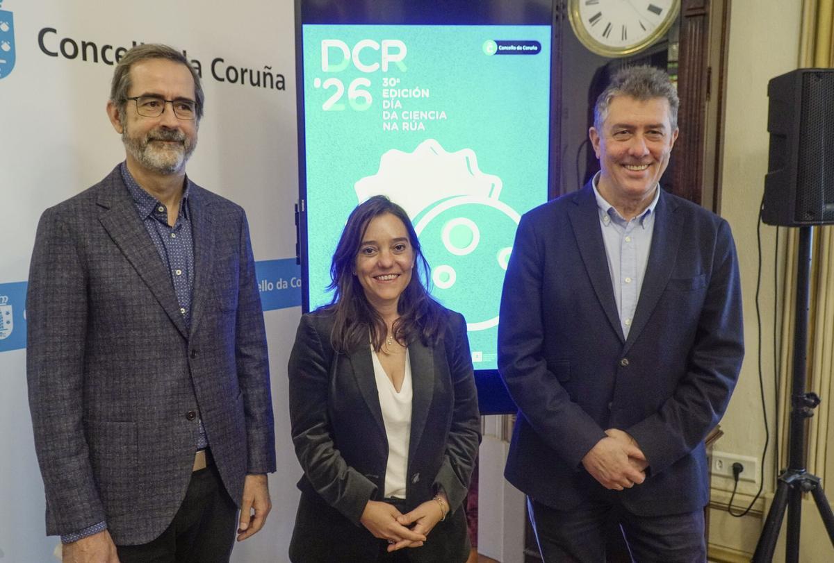 El responsable de la red de Museos Científicos, Marcos Pérez, la alcaldesa, Inés Rey, y el concejal de Educación, Juan Ignacio Borrego.