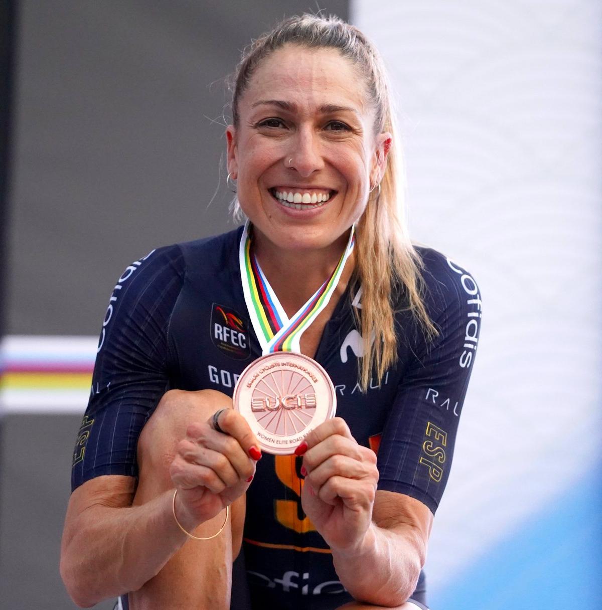 Mavi García posa con la medalla de bronce