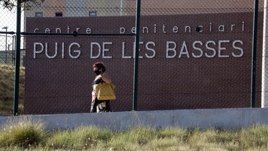 Dolors Bassa en una de les sortides del centre penitenciari de Figueres