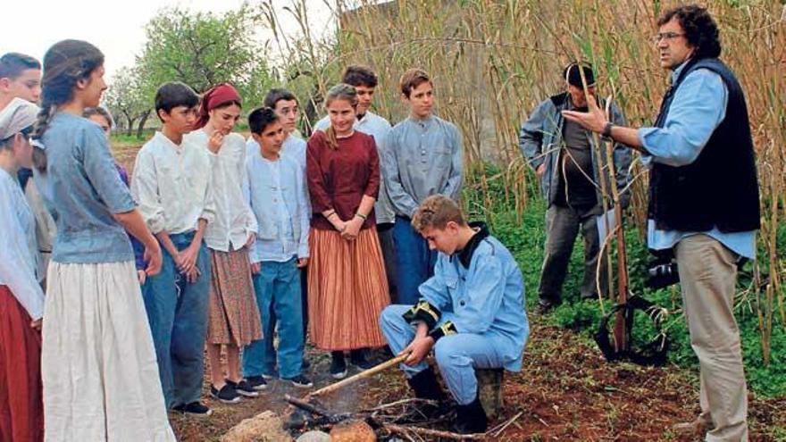 José Juan Guijarro se dirige a los alumnos del IES Son Pacs durante un rodaje.