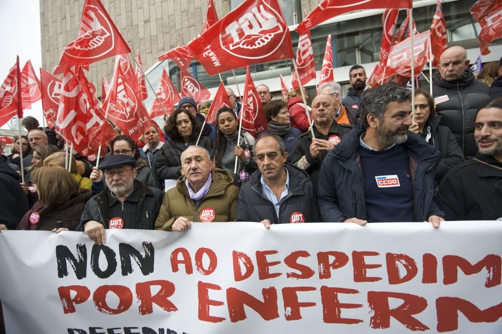 Bajo la consigna No al despido por enfermedad, el secretario general de UGT, Pepe Álvarez, ha participado en la protesta de A Coruña.