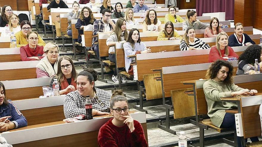 Titulados sanitarios en los exámenes para acceder al sistema en la Facultad de Medicina.