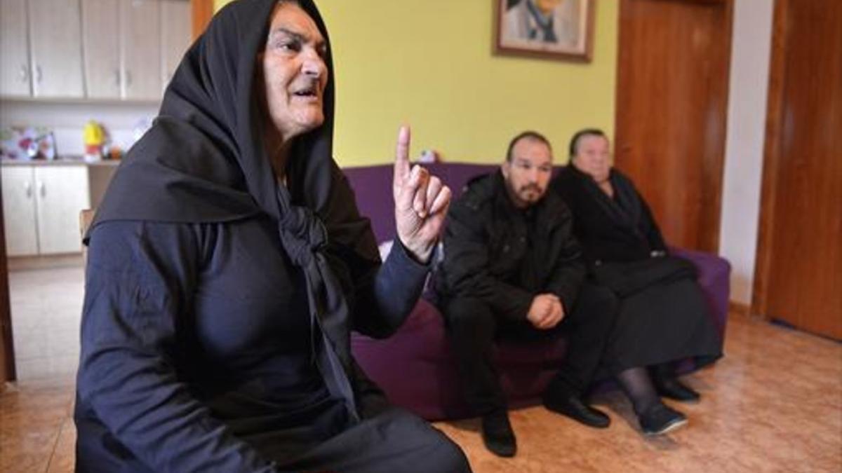 Víctimas 8 Ramona, la madre del joven gitano asesinado, explica la situación de los Baltasares en su casa de la Mina, el pasado 6 de febrero.