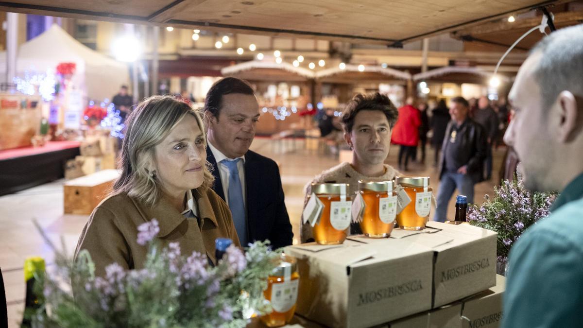 Marta Barrachina, Andrés Martínez y el Chef Bosquet en uno de los puestos de la feria.