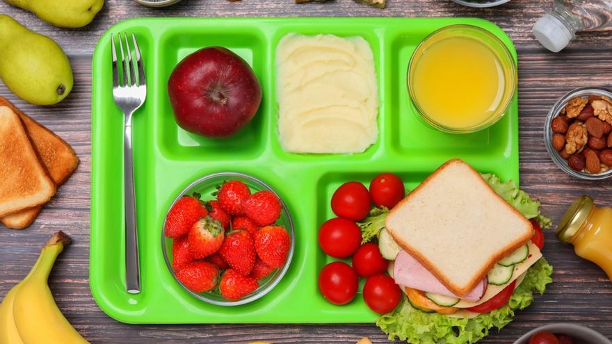 Más fruta y menos postres lácteos azucarados: ¿es sana la comida en el colegio?