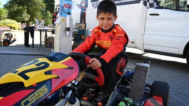 El pequeño Mauro , en uno de sus karts, ayer en Pontevedra. | RAFA VÁZQUEZ